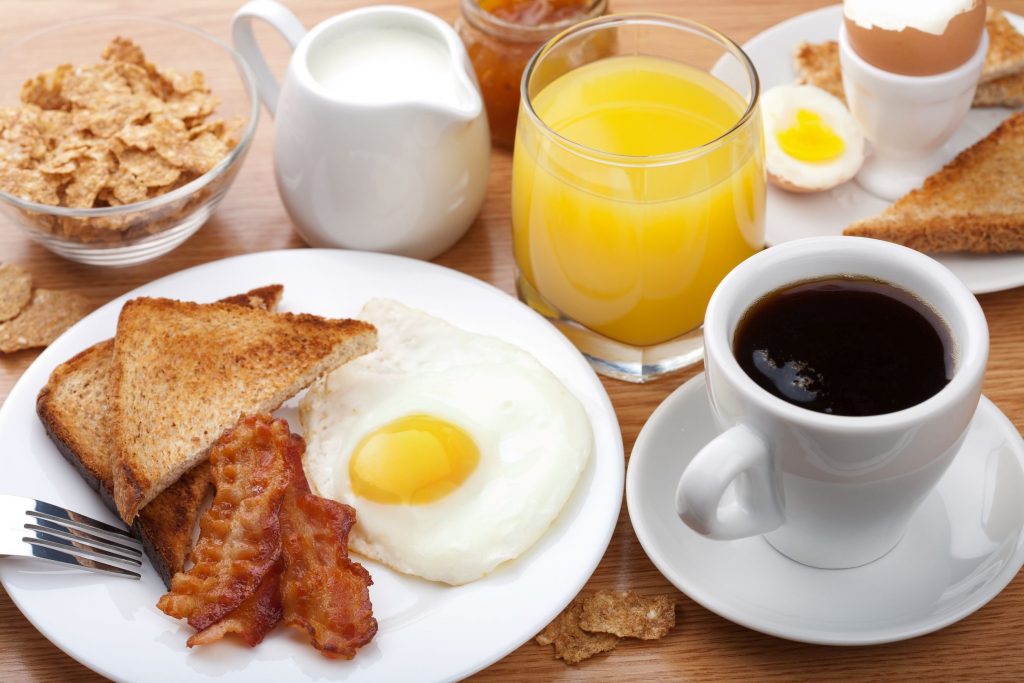 café y huevo para desayunar