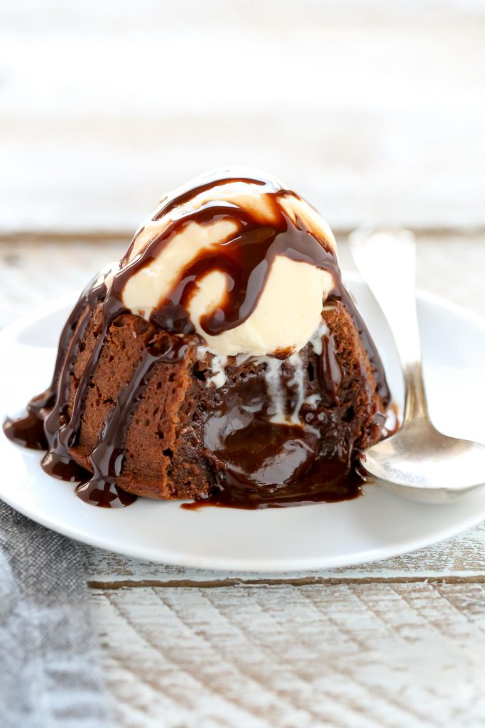molten de chocolate con helado