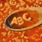 Plato de sopa de pasta en forma de letras