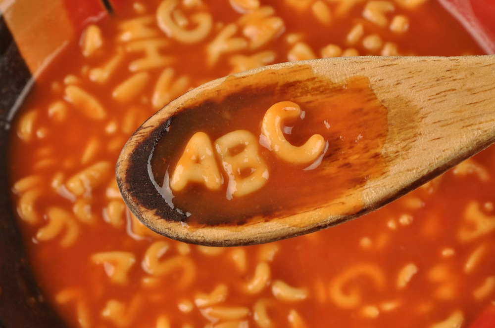 Plato de sopa de pasta en forma de letras
