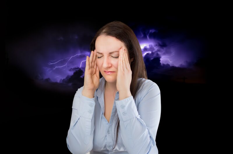 mujer con dolor d ecabeza