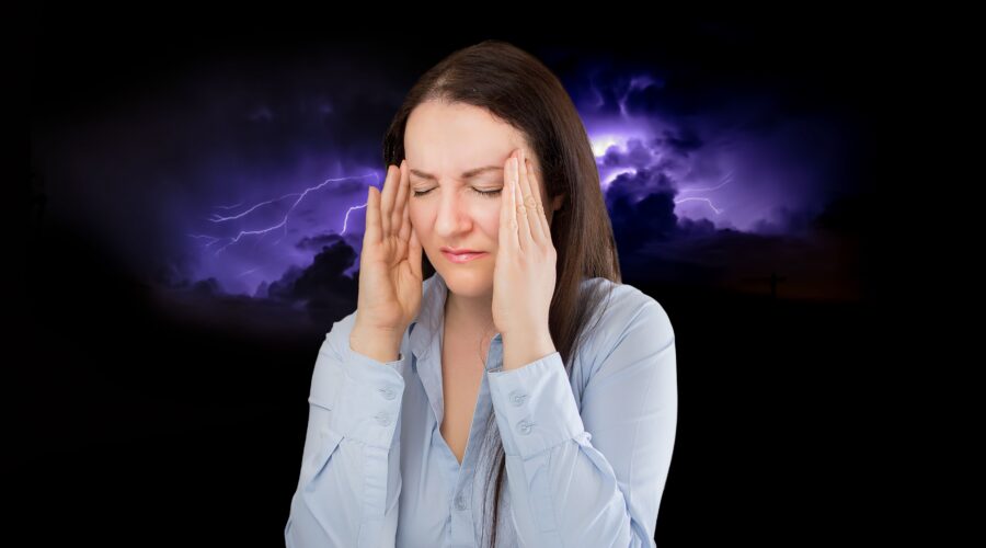 mujer con dolor d ecabeza