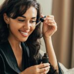 mujer usando serum
