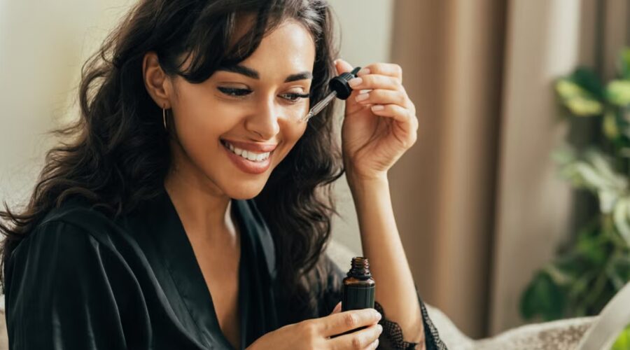 mujer usando serum