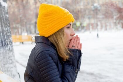mujer con tos en invierno