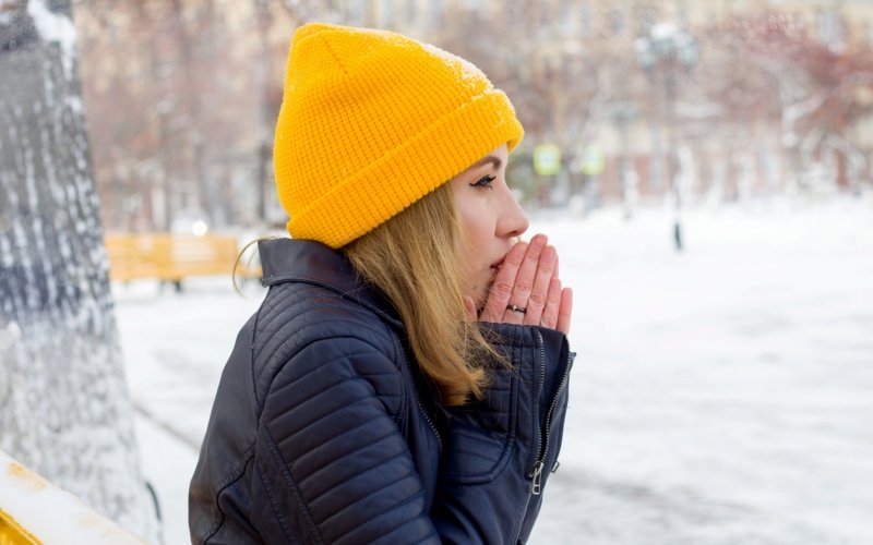 mujer con tos en invierno