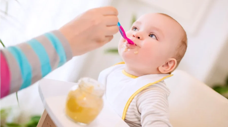 Bebé comiendo