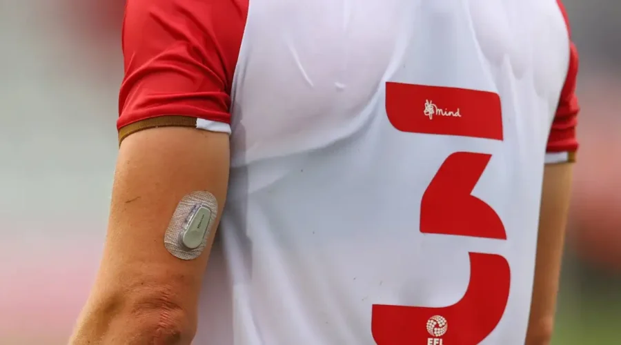 futbolista con parche para diabetes