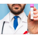 doctor con tubo de sangre para prueba de ets