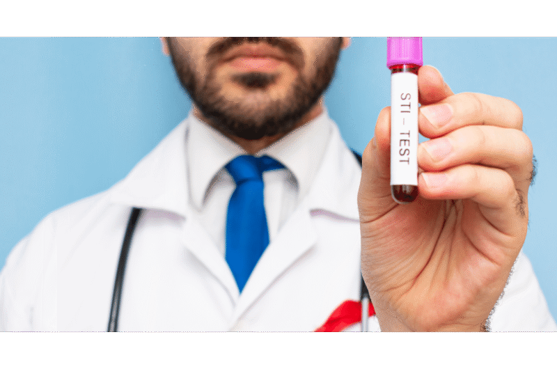doctor con tubo de sangre para prueba de ets