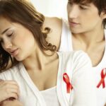 pareja con lazo rojo símbolo del vih