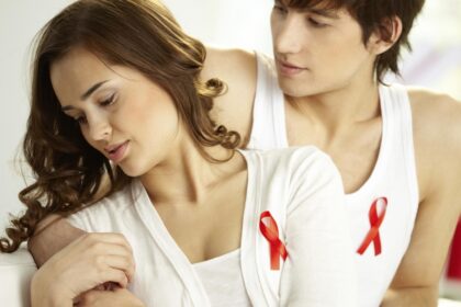 pareja con lazo rojo símbolo del vih