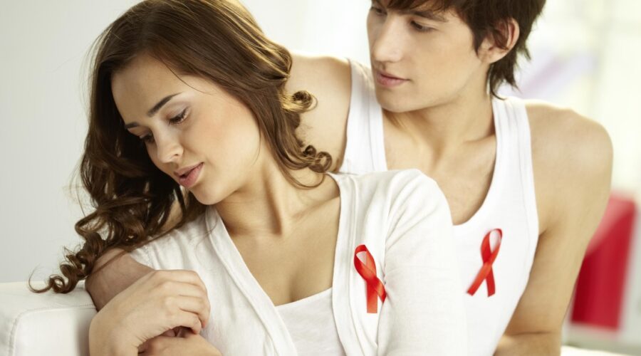 pareja con lazo rojo símbolo del vih