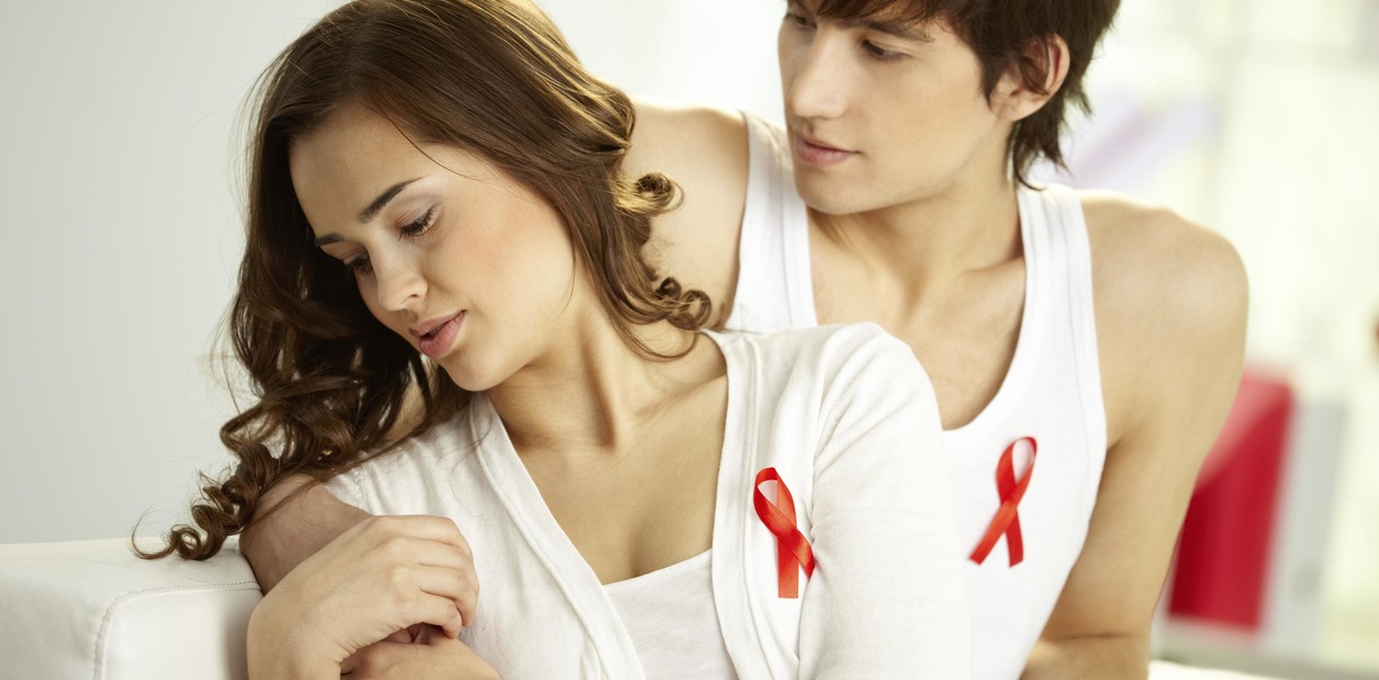 pareja con lazo rojo símbolo del vih