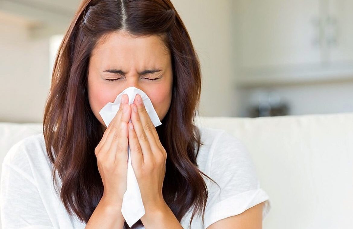 Mujer con congestión nasal