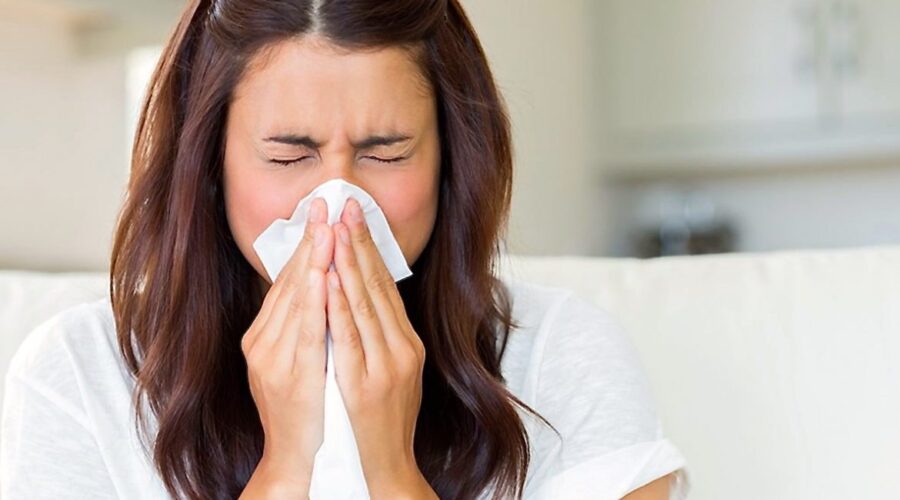 Mujer con congestión nasal