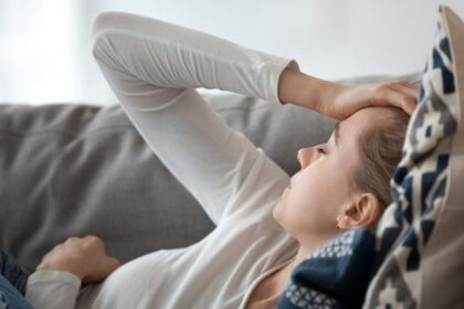 mujer cansada en el sofa