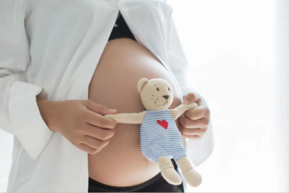 mujer embarazada con osito de peluche