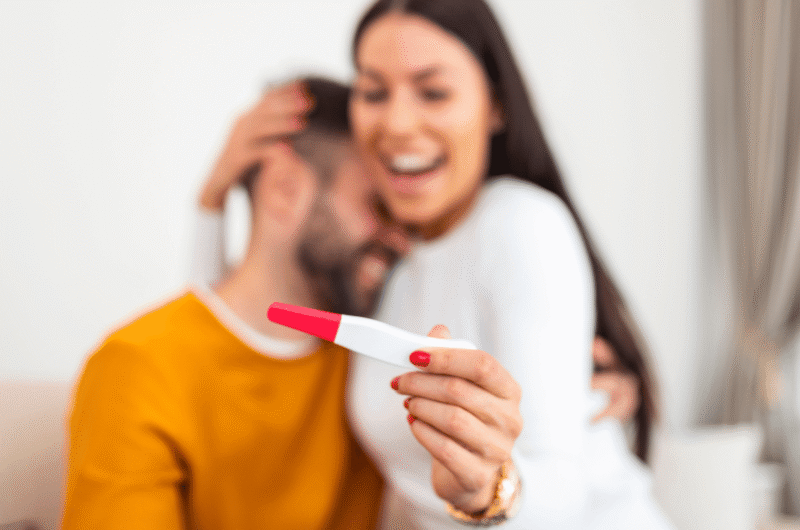 pareja feliz con prueba de embarazo